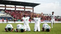 Penyerang timnas Indonesia, Marinus Mariyanto (24) bersama rekan satu tim berselebrasi usai menjebol gawang Timor Leste pada laga ketiga grup B SEA Games 2017 di Stadion Selayang, Malaysia, Minggu (20/7). Indonesia unggul 1-0. (Liputan6.com/Faizal Fanani)