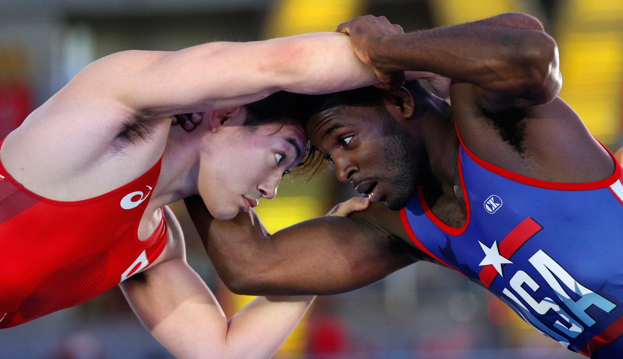 Pegulat asal Jepang, Nobuyoshi Takojima bersiap bertanding melawan James Green dari Amerika Serikat pada pertandingan gulat "Beat The Streets" di New York Times Square, AS (17/5). (AP Photo/Kathy Willens)