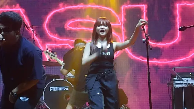 Rina Nose saat manggung bersama Methosa band.