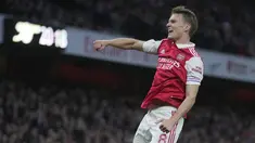 Gelandang Arsenal Martin Odegaard merayakan gol yang dicetaknya ke gawang Chelsea dalam laga pekan ke-34 Premier League 2022-2023 di Emirates Stadium, Rabu (3/5/2023) dini hari WIB. (AP Photo/Kin Cheung)