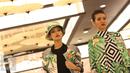 Model mengenakan busana batik pada soft launching New Playground-The Legacy, Lippo Mall Kemang, Jakarta, Rabu (12/10). The Legacy menghadirkan produk lokal desainer Indonesia, pengrajin, serta pengusaha berskala UKM. (Liputan6.com/Immanuel Antonius)