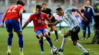 Argentina mengalahkan Chile 2-1 pada laga lanjutan Kualifikasi Piala Dunia 2022 zona Conmebol berkat gol Angel Di Maria dan Lautaro Martinez di Zorros del Desierto Stadium, Calama, Chile, Jumat (28/1/2022). (AFP/Esteban Felix)