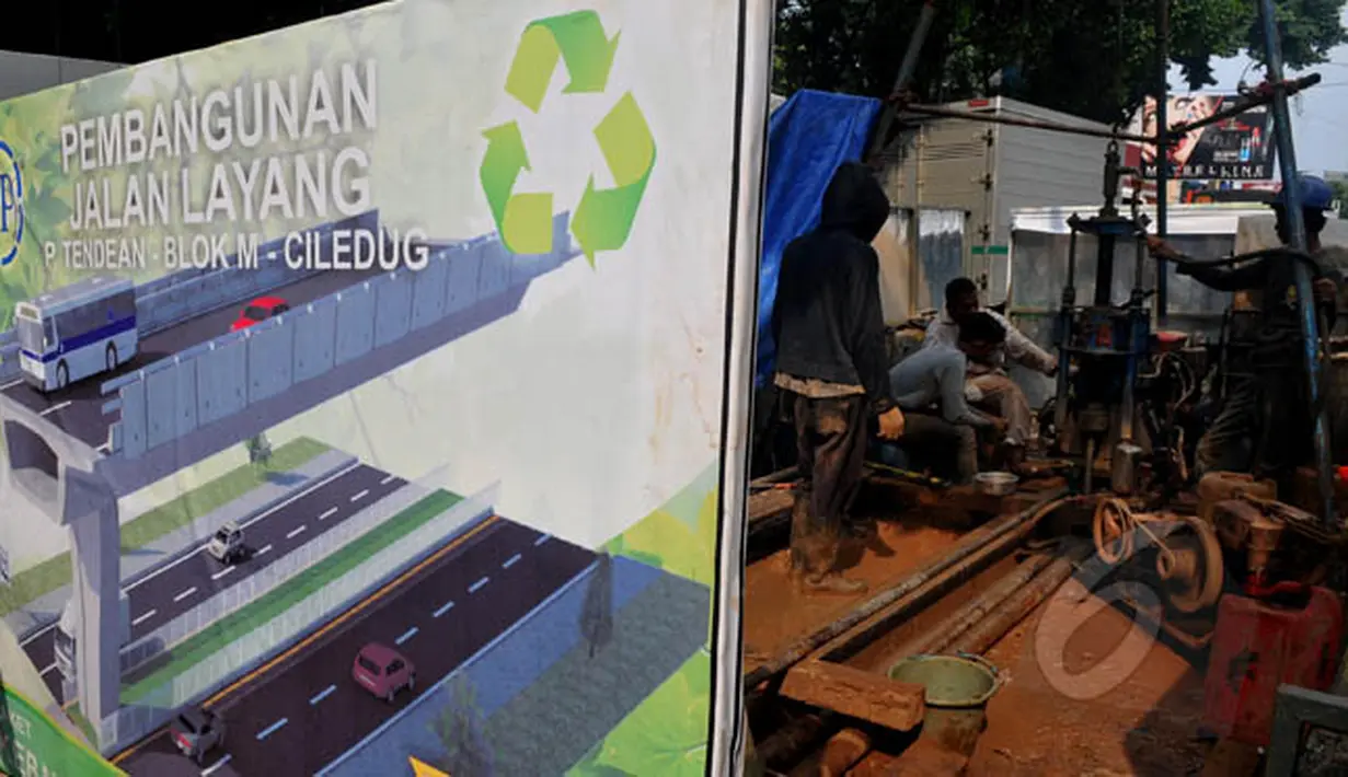 Pekerja melakukan uji fisik tanah untuk pembangunan proyek Jalan Layang Tendean-Ciledug di Mayestik, Jakarta, Rabu (4/1/2015). Pembangunan fisik jalan 9,4 kilometer ini diperkirakan akan dimulai pada bulan Maret-April 2015. (Liputan6.com/Johan Tallo)