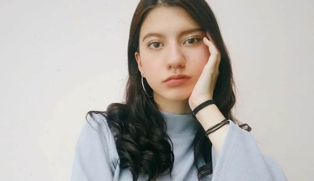 Tak hanya lebih sering tampil natural saja. Perempuan kelahiran 15 Maret 2001 ini juga tak sungkan mengunggah foto dirinya saat tak mengenakan makeup. (Liputan6.com/IG/@cassandraslee)