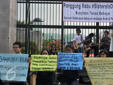 Aktivis dari berbagai elemen menggelar aksi Panggung Rabu #SistersInDanger di depan DPR, Jakarta, Rabu (11/5). Mereka menyerukan untuk segera mengesahkan RUU Penghapusan Kekerasan Seksual tanpa hukuman kebiri dan hukuman mati. (Liputan6.com/Johan Tallo)