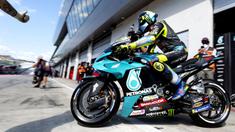 Valentino Rossi dipastikan akan berhenti dari dunia balap MotoGP pada akhir musim 2021 nanti. Rider asal Italia ini mengumumkan keputusan pensiunnya menjelang GP Styria 2021, tepatnya pada Kamis (05/08/2021) lalu. (Foto: AFP/Joe Klamar)