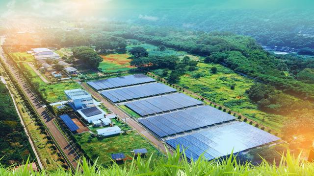 Lanskap Pembangkit Listrik Tenaga Surya (PLTS) yang dikelola oleh PLN Nusantara Power di Cirata, Jawa Barat.