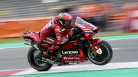 Sementara itu, pemuncak klasemen sementara MotoGP, Fabio Quartararo dua kali terjatuh. Pembalap asal Prancis itu sempat terlihat kesakitan sebelum kembali ke garasi Yamaha. (AP/Peter Dejong)