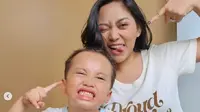 Bikin Gemas Lihat Putra Rachel Vennya Masak Sarapan Pagi