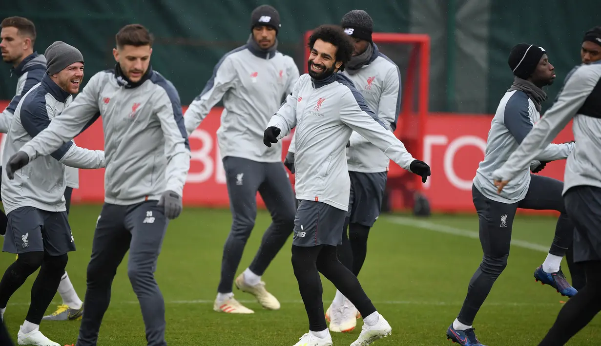 Para pemain Liverpool melakukan pemanasan selama sesi latihan tim di Melwood di Liverpool, Inggris (16/4). Liverpool akan bertanding melawan wakil Portugal, FC Porto pada leg kedua babak perempatfinal Liga Champions di Estadio do Dragao. (AFP Photo/Paul Ellis)