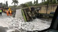 Truk Terguling di Tol JORR, Bintaro ke Pasar Rebo Macet