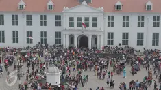 Kawasan Kota Tua, Jakarta Barat seolah menjadi destinasi favorit bagi warga untuk menghabiskan libur Natal, Jumat (25/12/2015). Daya tariknya tidak hanya mengundang minat warga Jakarta saja, tetapi warga luar Jakarta. (Liputan6.com/Angga Yuniar)