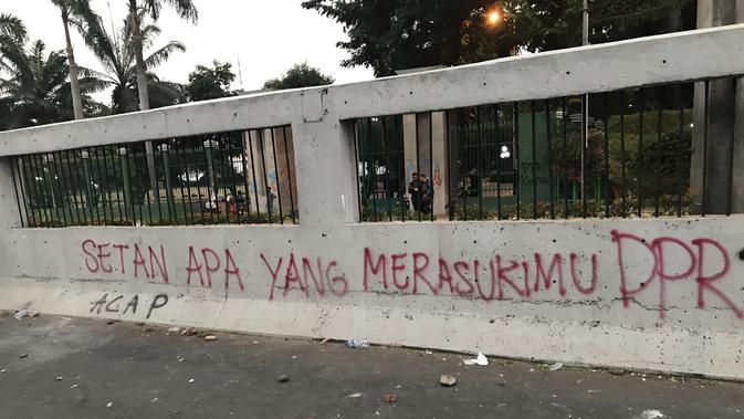 Coretan di Dinding Pascs-Demo di Gedung DPR (Foto: Jagat Alfath Nusantara)