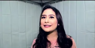 Prilly Latuconsina merasakan juga bagaimana rasanya jika cinta digantung, meski hanya dalam lirik lagu