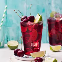 Resep cherry lime soda./Copyright&nbsp;shutterstock.com/g/Anna_Pustynnikova