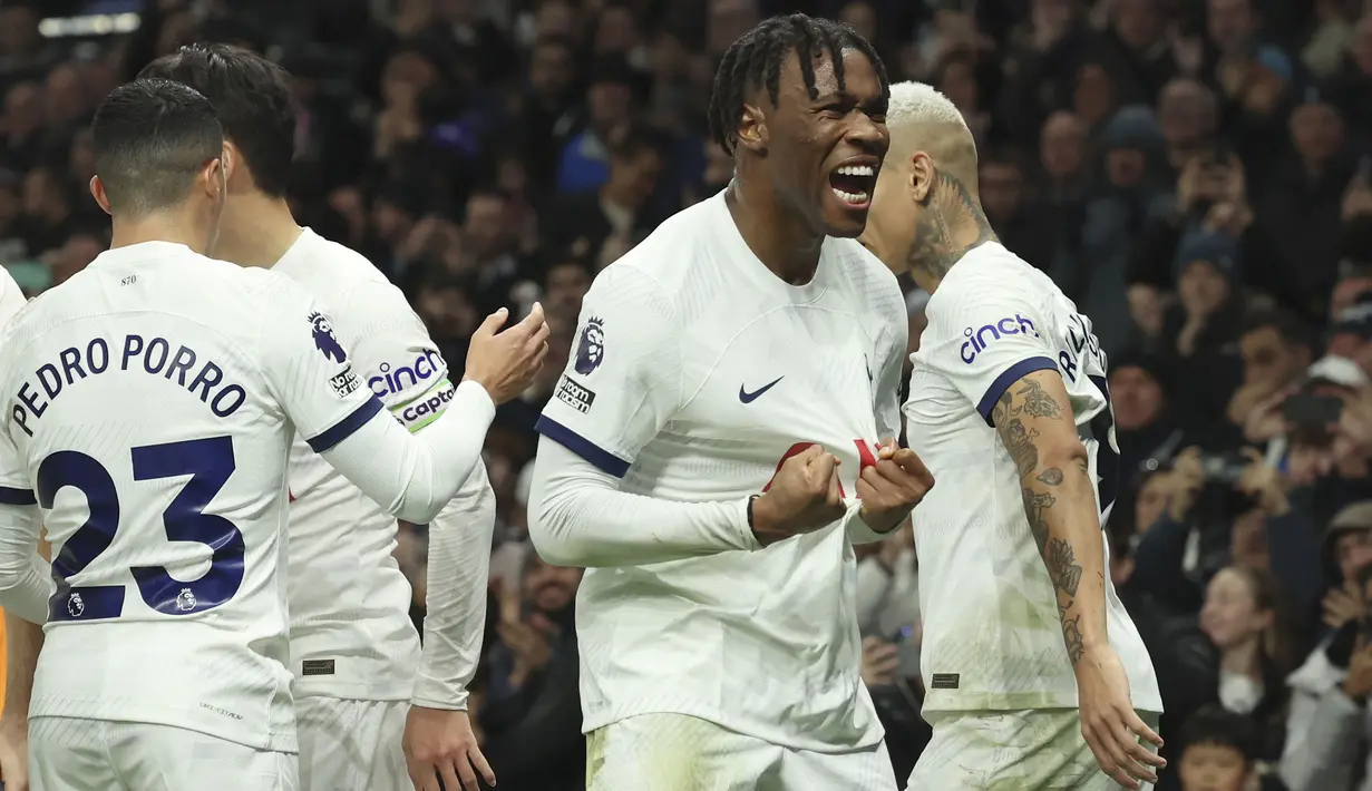 Selebrasi bek Tottenham Hotspur, Destiny Udogie setelah mencetak gol pertama timnya ke gawang Newcastle United pada laga pekan ke-16 Liga Inggris 2023/2024 di Tottenham Hotspur Stadium, London, Senin (11/12/2023) dini hari WIB. (AP Photo/Ian Walton)