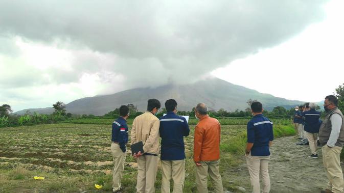 Kepala Badan Geologi Kementerian ESDM, Eko Budi Lelono melakukan monitoring ke Pos Pengamatan Gunungapi Sinabung yang berlokasi di Desa Ndokum Siroga.