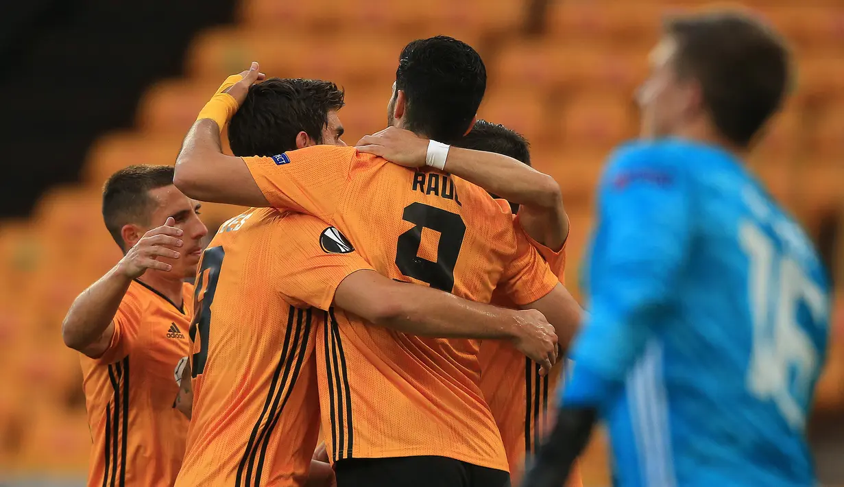 Pemain Wolverhampton Wanderers merayakan gol yang dicetak Raul Jimenez ke gawang Olympiacos pada laga leg kedua babak 16 besar Liga Europa 2019/2020 di Molineux Stadium, Jumat (7/8/2020) dini hari WIB. Wolverhampton menang 1-0 atas Olympiacos. (AFP/Lindsey Parnaby)
