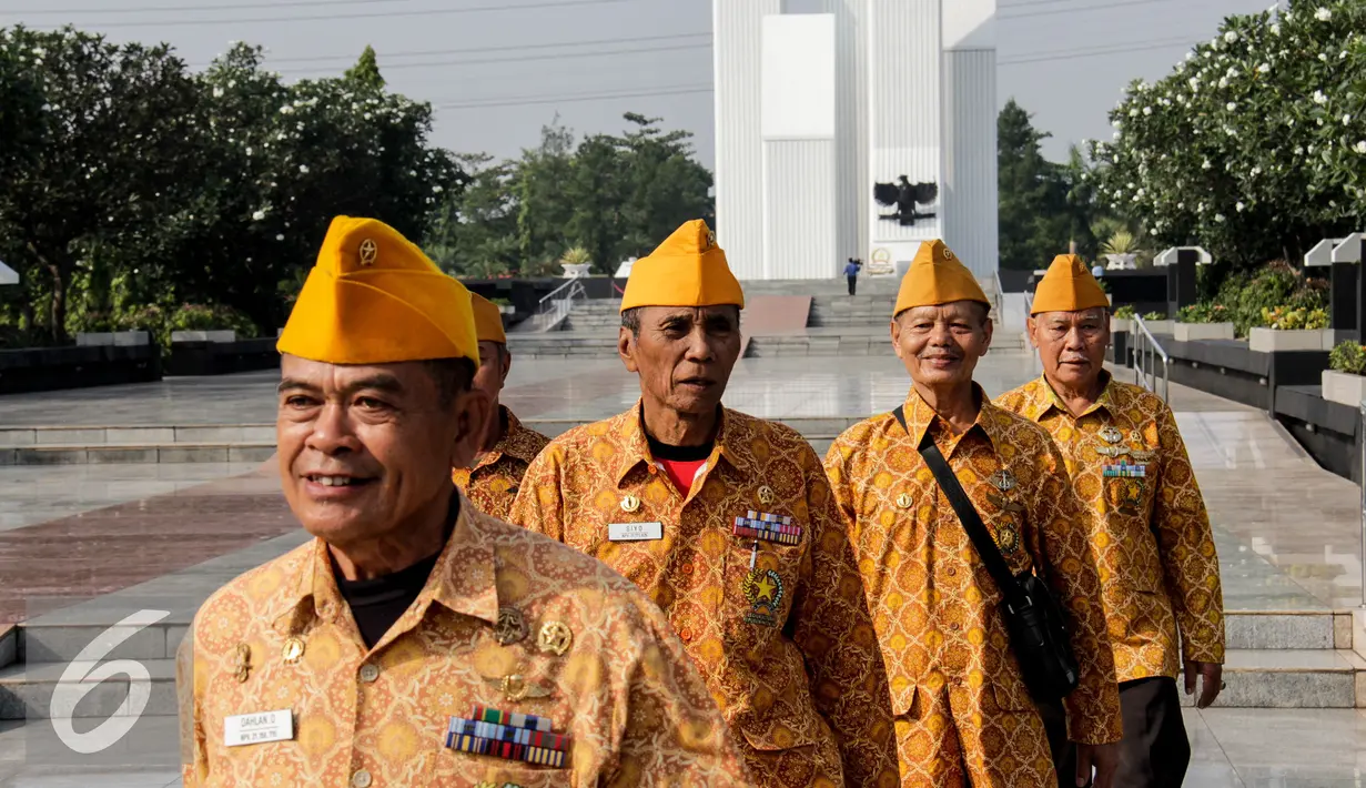 Sejumlah veteran perang ketika berziarah ke Taman Makam Pahlawan Kalibata, Jakarta, Senin (10/8/2015). Ziarah bertujuan untuk mengingat kembali perjuangan mereka merebut dan mempertahankan kemerdekaan. (Liputan6.com/Yoppy Renato)