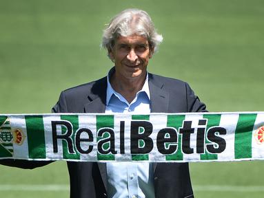 Bagi para pelatih berikut, usia tidak menjadi halangan untuk terus menekuni karier kepelatihan. Dengan fisik yang makin renta, mereka masih dipercaya menangani klub-klub di liga top Eropa. Mau tahu siapa saja mereka? Yuk simak hingga tuntas 5 nama berikut. (AFP/Cristina Quicler)