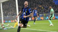 Pemain Inter Milan, Marko Arnautovic, melakukan selebrasi setelah mencetak gol ke gawang Atletico Madrid dalam duel leg pertama babak 16 besar Liga Champions di Stadion Giuseppe Meazza, Rabu (21/2/2024). Inter menang dengan skor tipis 1-0. (AP Photo/Luca Bruno)