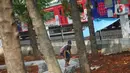 Pekerja menyelesaikan pembuatan jogging track di Taman Citra PPSU Srengseng Sawah, Jakarta, Rabu (4/12/2019). Jogging track tersebut dibuat guna meningkatkan kenyamanan bagi warga yang ingin beraktivitas di taman tersebut. (Liputan6.com/Immanuel Antonius)