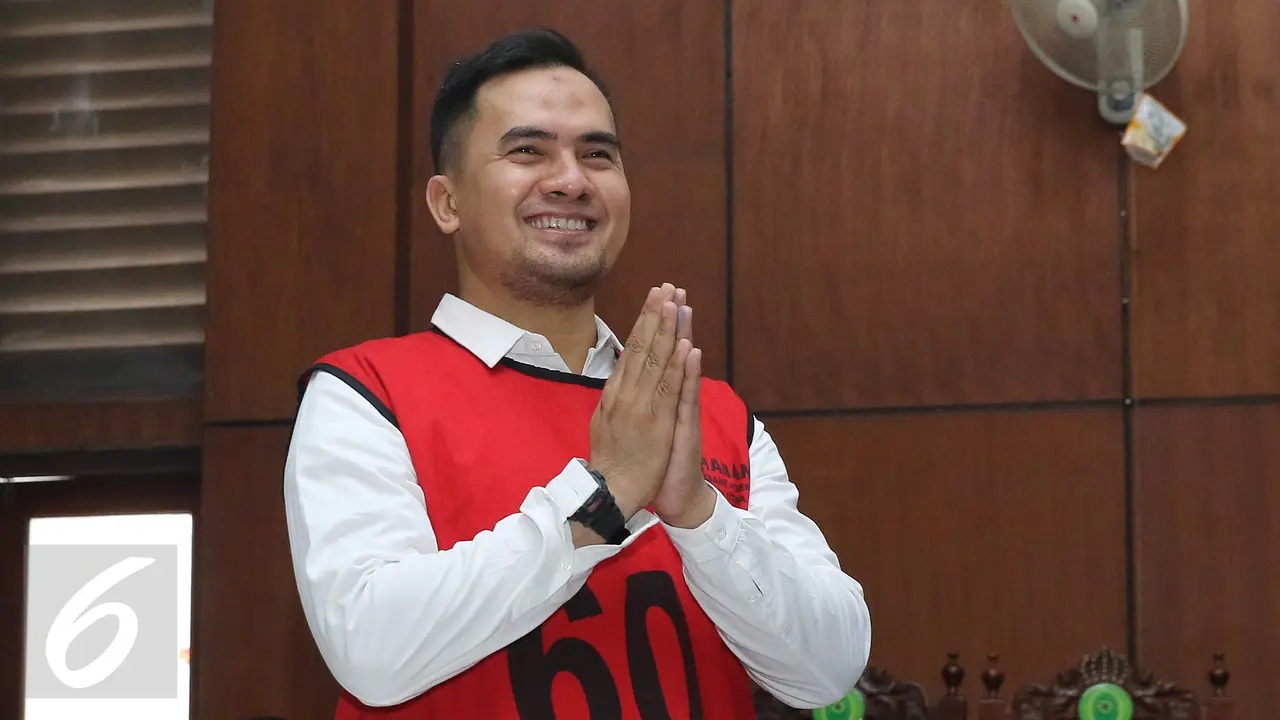 20160614-Saipul Jamil Hanya Senyum saat Divonis 3 Tahun Penjara