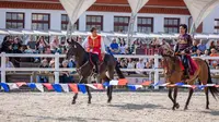 Atlet panahan berkuda Indonesia, Muhammad Yahya Ayyash (kiri) dan Bagas Satria Prabowo (kanan), berlaga di ajang "The Center of National Equestrian Traditions International Cup 2024," yang digelar di Kremlin Riding School, Moskow, Rusia. Foto: KPBI