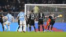 Lazio membuat kejutan saat berhasil unggul 4-3 melalui gol tandukan Francesco Acerbi pada menit ke-80. Gol yang sempat ditinjau ulang melalui rekaman VAR tersebut akhirnya tetap disahkan wasit. (AP/Gregorio Borgia)