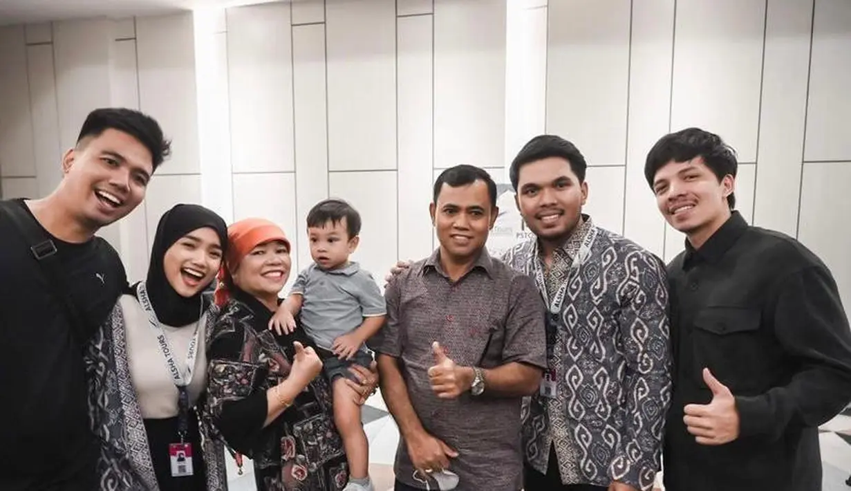 Begini potret penampilan Fuji bersama Thariq Halilintar sebelum berangkat ke Tanah Suci Mekkah untuk Jalani Ibadah umrah. (Instagram/thariqhalilintar).