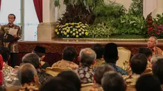 Presiden Jokowi (kiri) memberi kata sambutan saat peringatan Hari Habitat Dunia 2015 di Istana Negara, Jakarta, Selasa (6/10). Hari Habitat Dunia diperingati setiap Senin pertama Oktober. (Liputan6.com/Faizal Fanani)