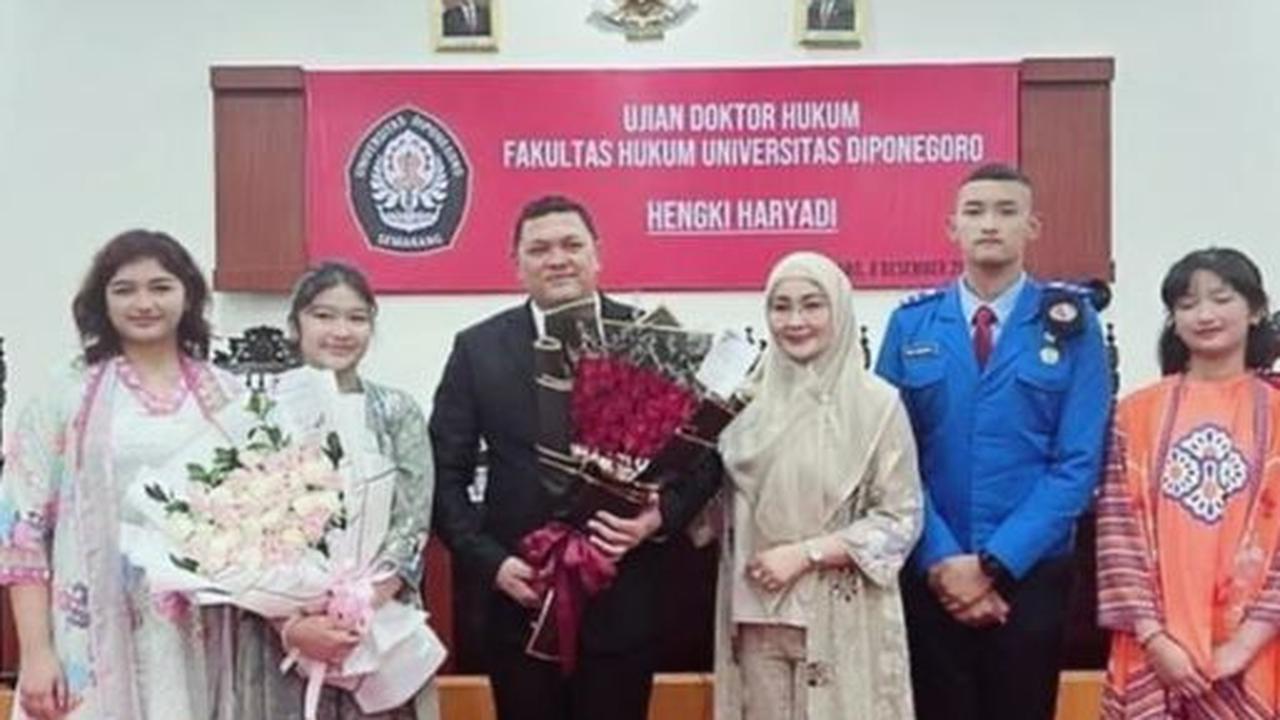 "Ujian Akhir Disertasi Jumat 8 Desember 2023, Anugrah Allah SWT, Lulus menjadi Doktor Ilmu Hukum Universitas Diponegoro..Alhamdulillah 🤲," tulisnya dalam keterangan foto. <br>