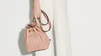 Simak koleksi Valentine dari Tory Burch sebagai referensi hadiah untuk orang terkasih.