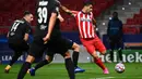 Penyerang Atletico Madrid, Luis Suarez, berusaha melepaskan tendangan saat menghadapi Salzburg pada laga Liga Champions 2020/2021 di Estadio Wanda Metropolitano, Rabu (28/10/2020) dini hari WIB. Atletico Madrid menang 3-2 atas Salzburg. (AFP/Gabriel Bouys)