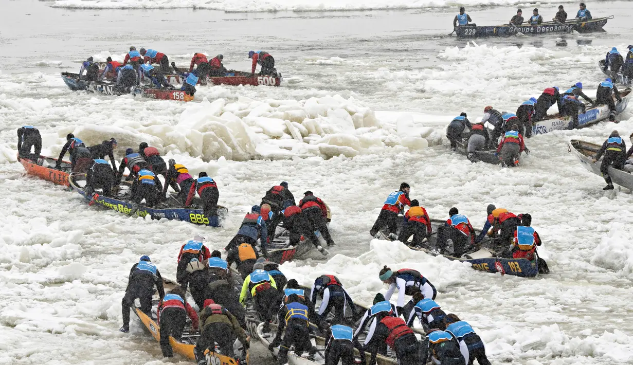 Beberapa dari 50 tim memulai perlombaan kano es Karnaval Musim Dingin Quebec melintasi Sungai St. Lawrence di Kota Quebec, Kanada, 5 Februari 2023. (Jacques Boissinot/The Canadian Press via AP)