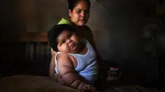 Bayi berusia sepuluh bulan bernama Luis Gonzales bersama ibunya, Isabel Pantoja di rumah mereka di Tecoman, negara bagian Colima, Meksiko (8/11). (AFP Photo/Pedro Pardo)