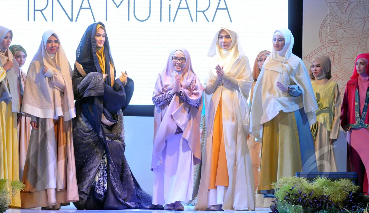 Desainer Irna Mutiara (tengah) berjalan keluar bersama para modelnya saat Fashion Show peresmian Sekolah Fashion SMK NU Banat, Kudus, Jawa Tengah, Rabu (11/3/2015). (Liputan6.com/Panji Diksana)