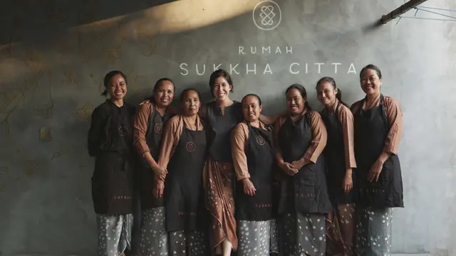 Denica Riadini-Flesch, Founder & CEO bersama Ibu-Ibu di Rumah Sukkha Citta