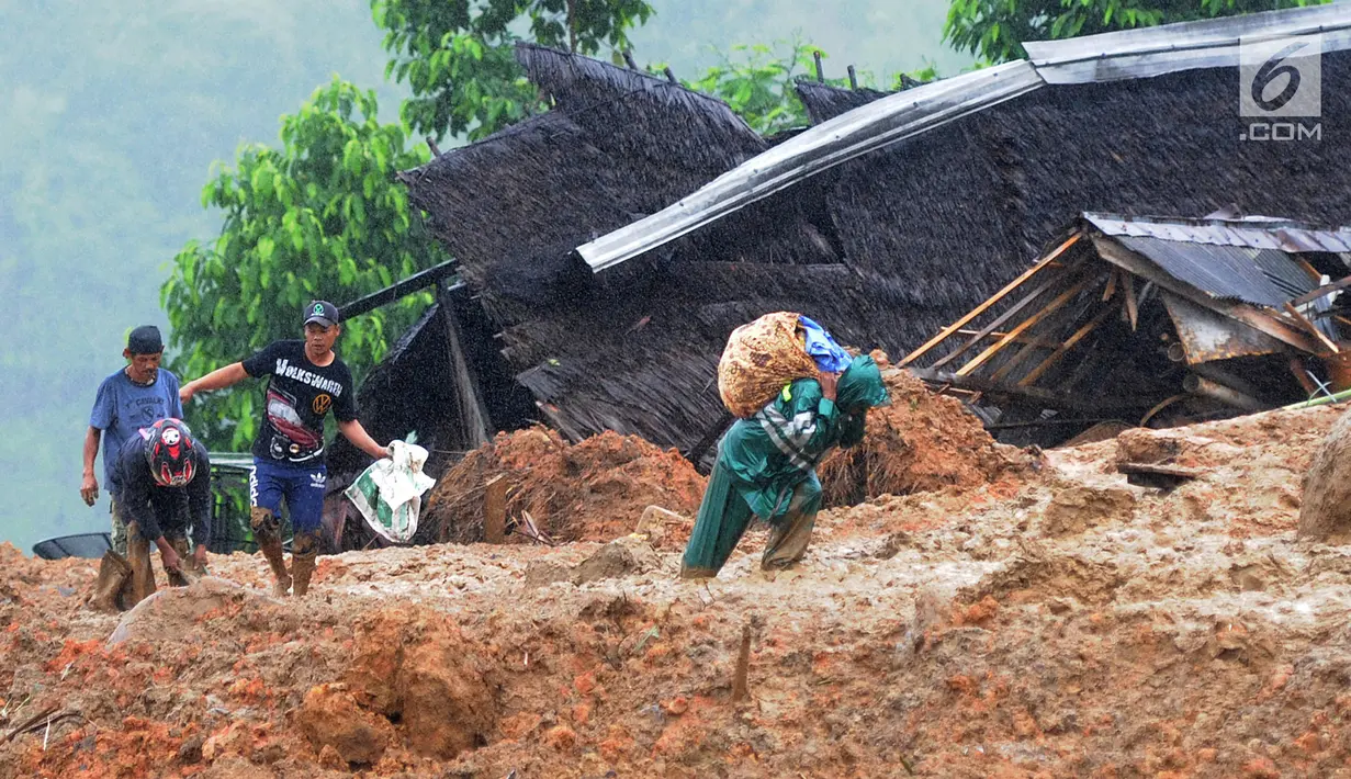 Warga korban longsor menyelamatkan barang-barang miliknya di Dusun Cimapag, Desa Sirnaresmi, Kecamatan Cisolok, Sukabumi, Selasa (1/1). Longsor mengakibatkan 30 rumah yang dihuni 107 jiwa tertimbun pada 31 Desember 2018. (merdeka.com/Arie Basuki)