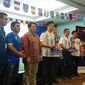 Para petinggi K-Vision bersama eks pemain timnas Indonesia, Yeyen Tumena (kiri), dalam acara peresmian pemegang hak siar Piala Dunia 2018, di Hotel Santika, Jakarta, Rabu (10/1/2018).