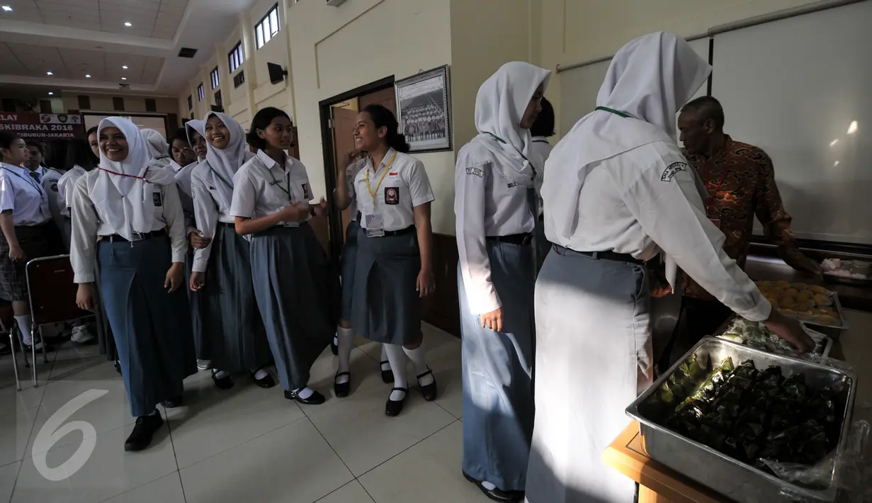 Sejumlah siswa SMA yang lolos seleksi Paskibraka mengantri makanan sebelum mengikuti pendalaman materi di Gedung PP-PON Menpora Cibubur, Jakarta, Rabu (27/7). (Liputan6.com/Yoppy Renato)