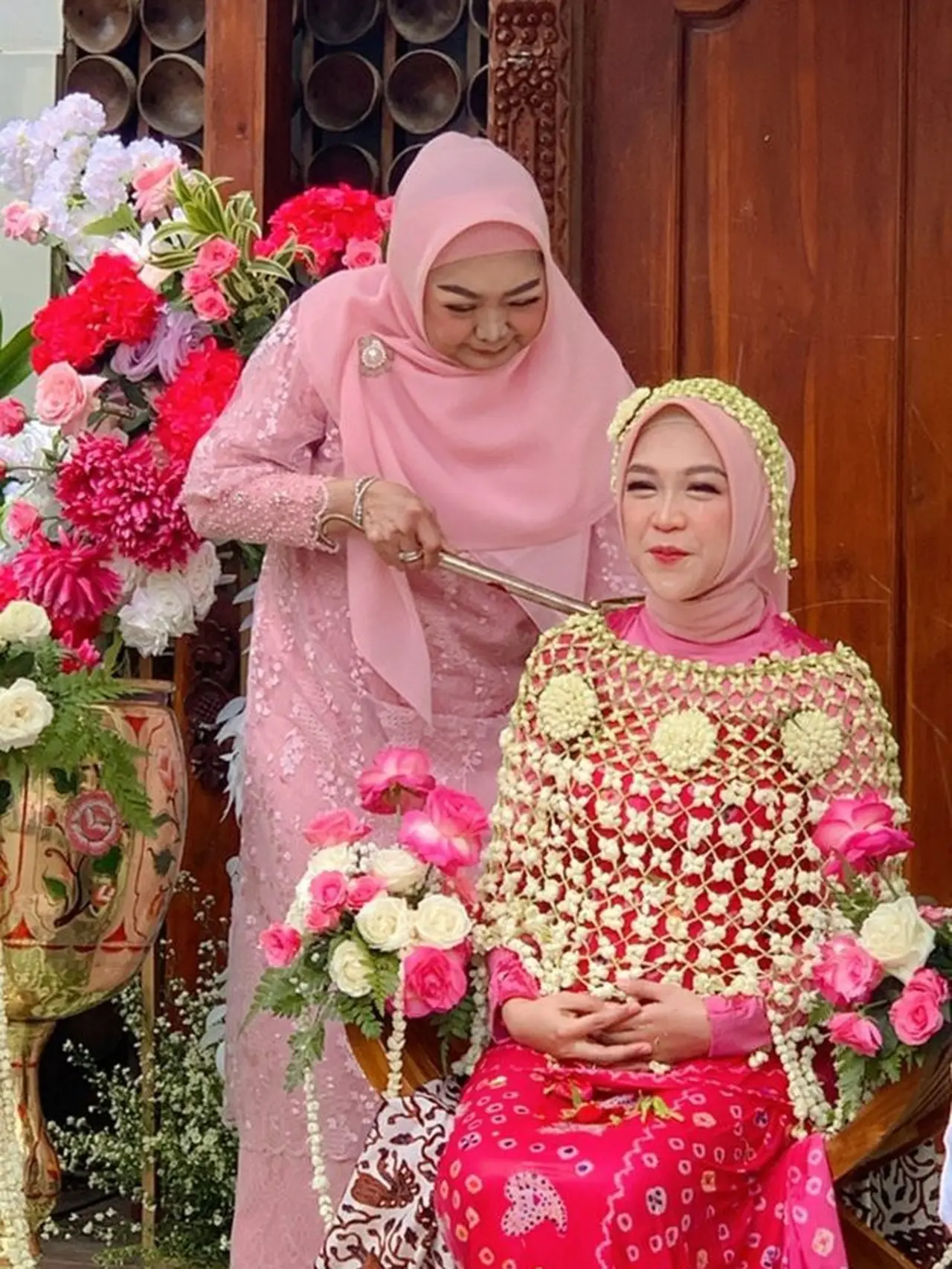 6 Potret Tampilan Glowing Ria Ricis di Siraman 7 Bulanan, Cantik dengan ...