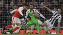 8. Penyerang Arsenal, Alexis Sanchez, berusaha membobol gawang west Bromwich Albion pada laga Premier League di Stadion Emirates, Inggris, Senin (26/12/2016). (Reuters/Toby Melville)