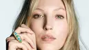 <p>Dalam kampanye ini, Ella tampil memukau dengan statement necklace berhiaskan batu turquoise besar yang disusun dalam lingkaran sinar berlian. [Dok/PIAGET].</p>
