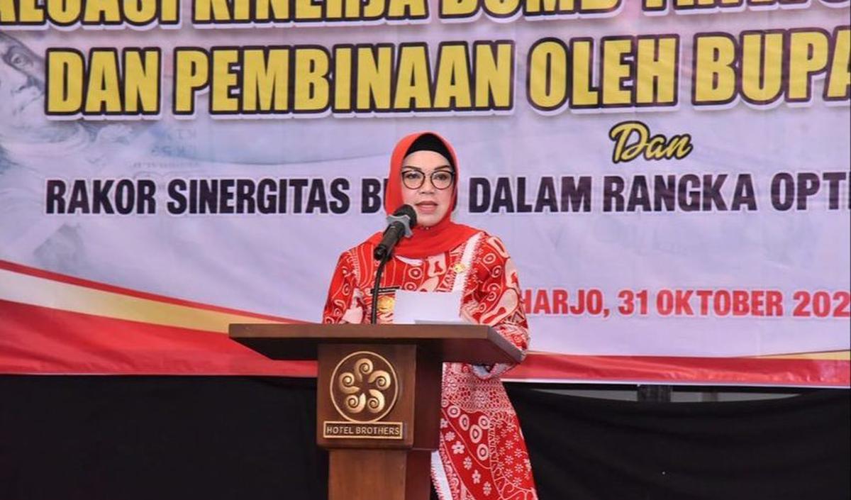 Etik memulai pendidikannya di SDN 85 Tegalmulyo, Surakarta.&nbsp;
