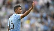 Gelandang Manchester City, Rodri (16), memberi salam kepada para penggemar di tribune setelah laga Piala Dunia Antarklub Grup G melawan Juventus di Orlando, Florida, Jumat, 27 Juni 2025. (AP Photo/Phelan M. Ebenhack)