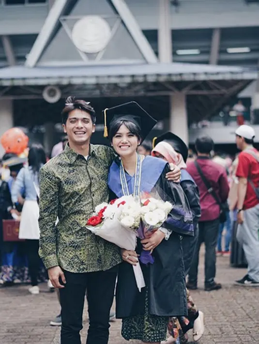 Kepiawaian dalam urusan kata-kata romantis dan puitis nampaknya memang dimiliki seorang Herfiza yang baru saja lulus dari studi S2 nya. Hampir di setiap unggahan fotonya bersama Kirun selalu digambarkan dengan kata-kata indah. (Instagram/Herfiza)