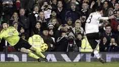 Kiper Chelsea Petr Cech (kiri) menyelamatkan gawang dari kebobolan terhadap penalti Clint Dempsey ketika melawat ke kandang Fulham pada partai Liga Premier di Craven Cottage, 14 Februari 2011. AFP PHOTO/IAN KINGTON