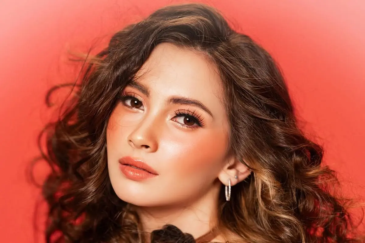 Pesona Richelle Skornicki Pancarkan Aura Mature dengan Makeup Bold dan Rambut Keriting Bervolume