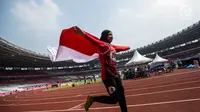 Pelari Indonesia, Tiarani Karisma Evi melakukan selebrasi usai meraih medali emas Asian Para Games cabang atletik nomor lari 100 meter T42 / T63 di SUGBK, Jakarta, Rabu (10/10). Evi mencatatkan waktu 14,98 detik. (Bola.com/Vitalis Yogi Trisna)
